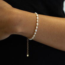 Load image into Gallery viewer, Elegant Freshwater pearl 14k gold filled bracelet